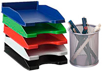Material de oficina como cubiletes, bandejas sobremesa, ficheros o portanotas para mantener organizado el mostrador de trabajo